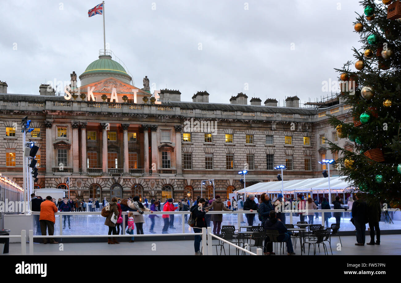 Les personnes bénéficiant de la Patinoire à Somerset House à Londres, Angleterre Banque D'Images