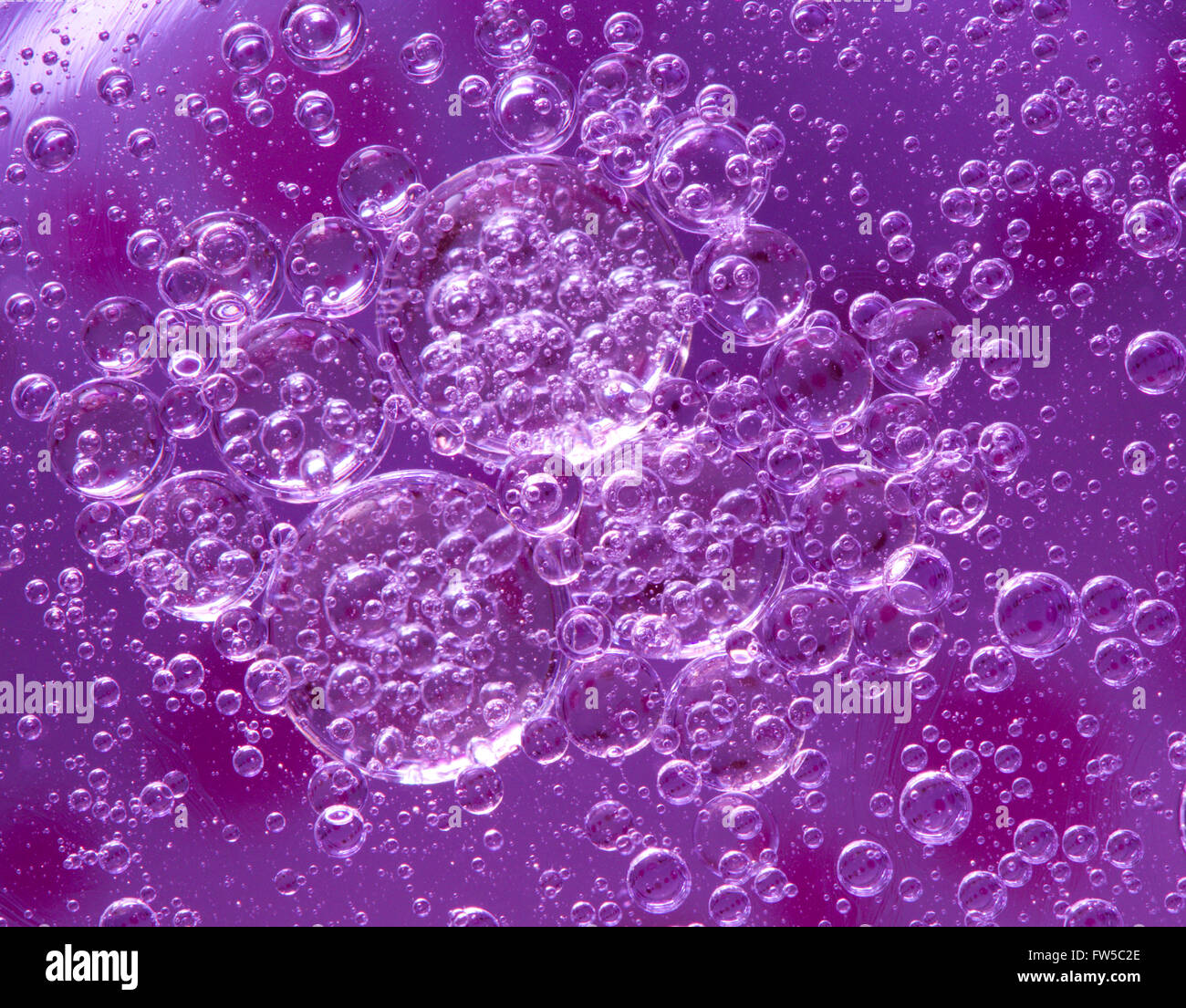 Beaucoup de bulles dans un mélange liquide d'huile pourpre Banque D'Images