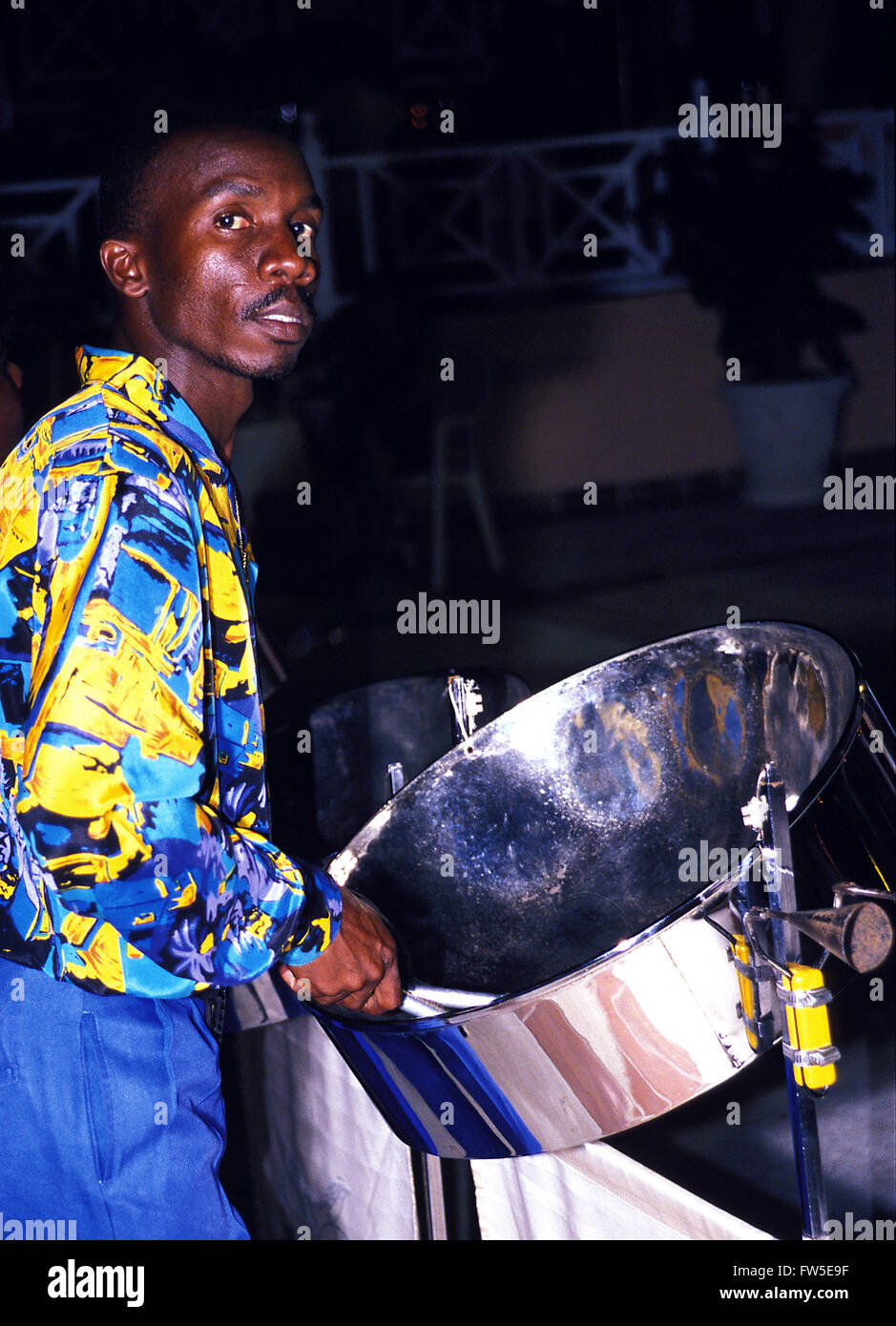 Les instruments de percussions-BATTERIE-steel drums Player 'pan' Band.  Caraïbes/Tobago Photo Stock - Alamy