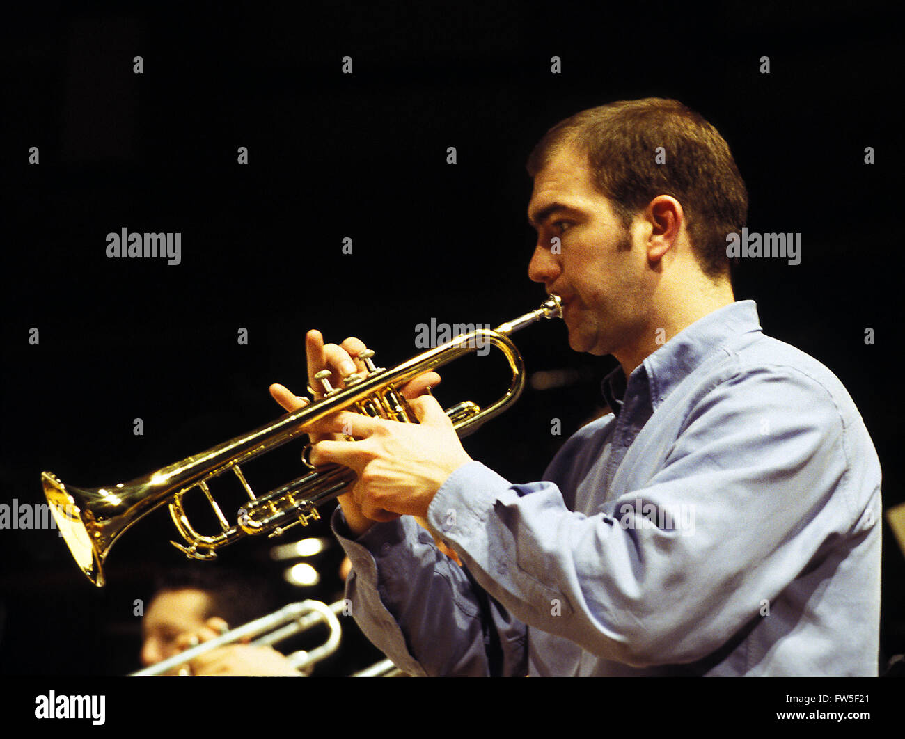En trompettiste en répétition de l'orchestre. Banque D'Images