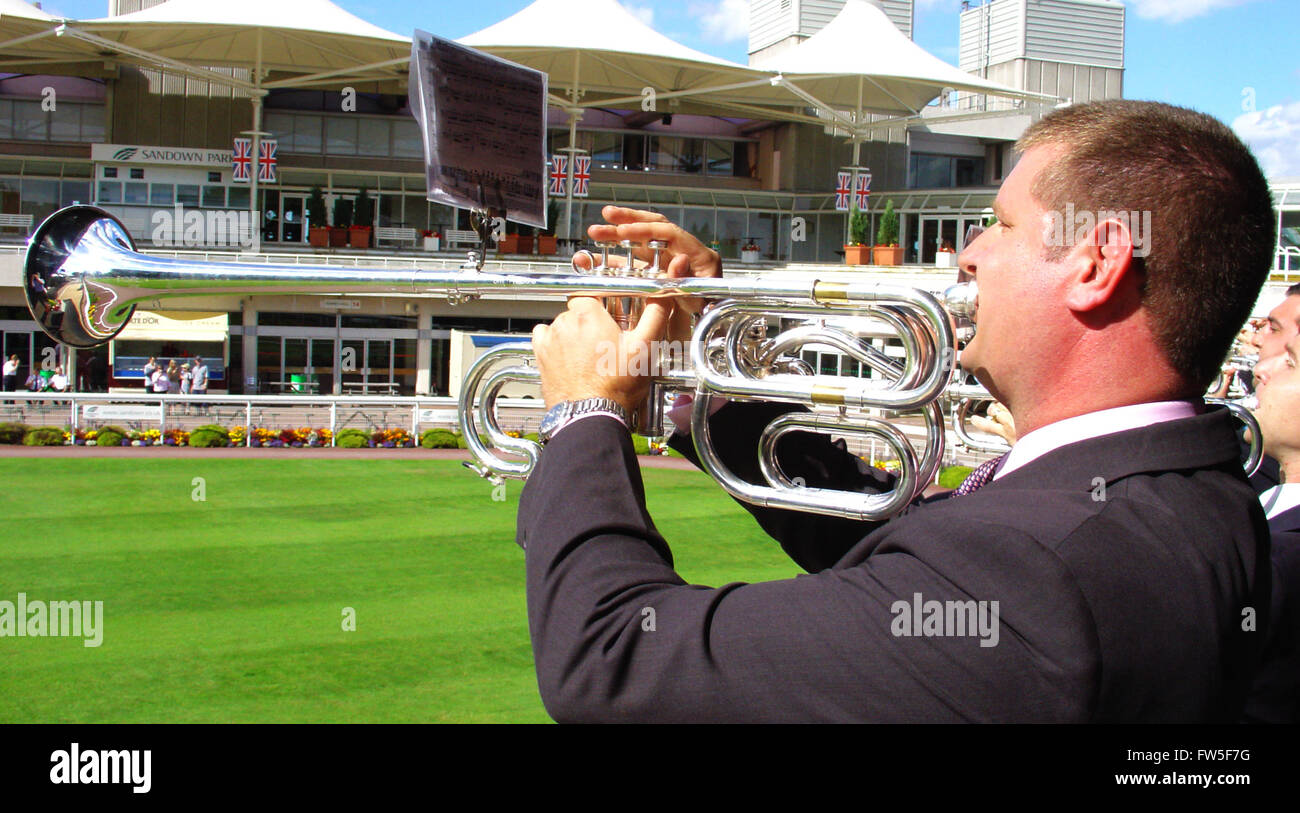Trombone fanfare jouée par le musicien de l'École Royale Militaire de la musique, Kneller Hall. Hippodrome Sandown Park. L'année 2003. Banque D'Images