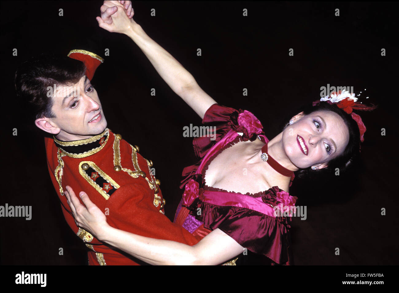 Danseurs à la fin du 19e siècle costume viennois. L'uniforme militaire, ballgown. Re-enactment Banque D'Images