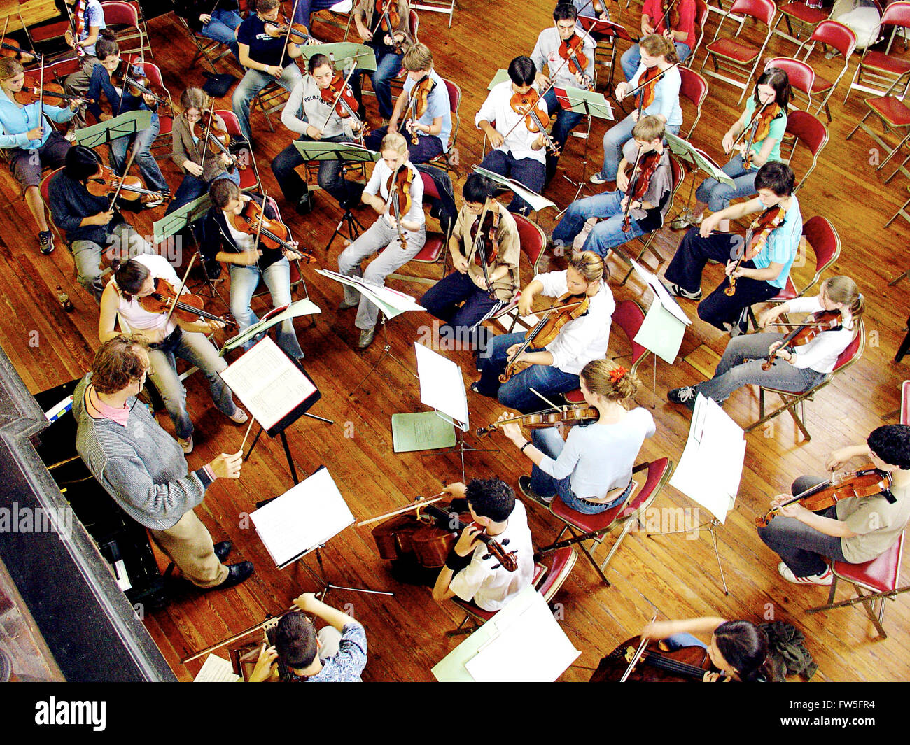 Andrew Sherwood - diriger strings à répétition de l'orchestre des jeunes, vu de dessus - orchestre britannique - directeur de Brighton Banque D'Images