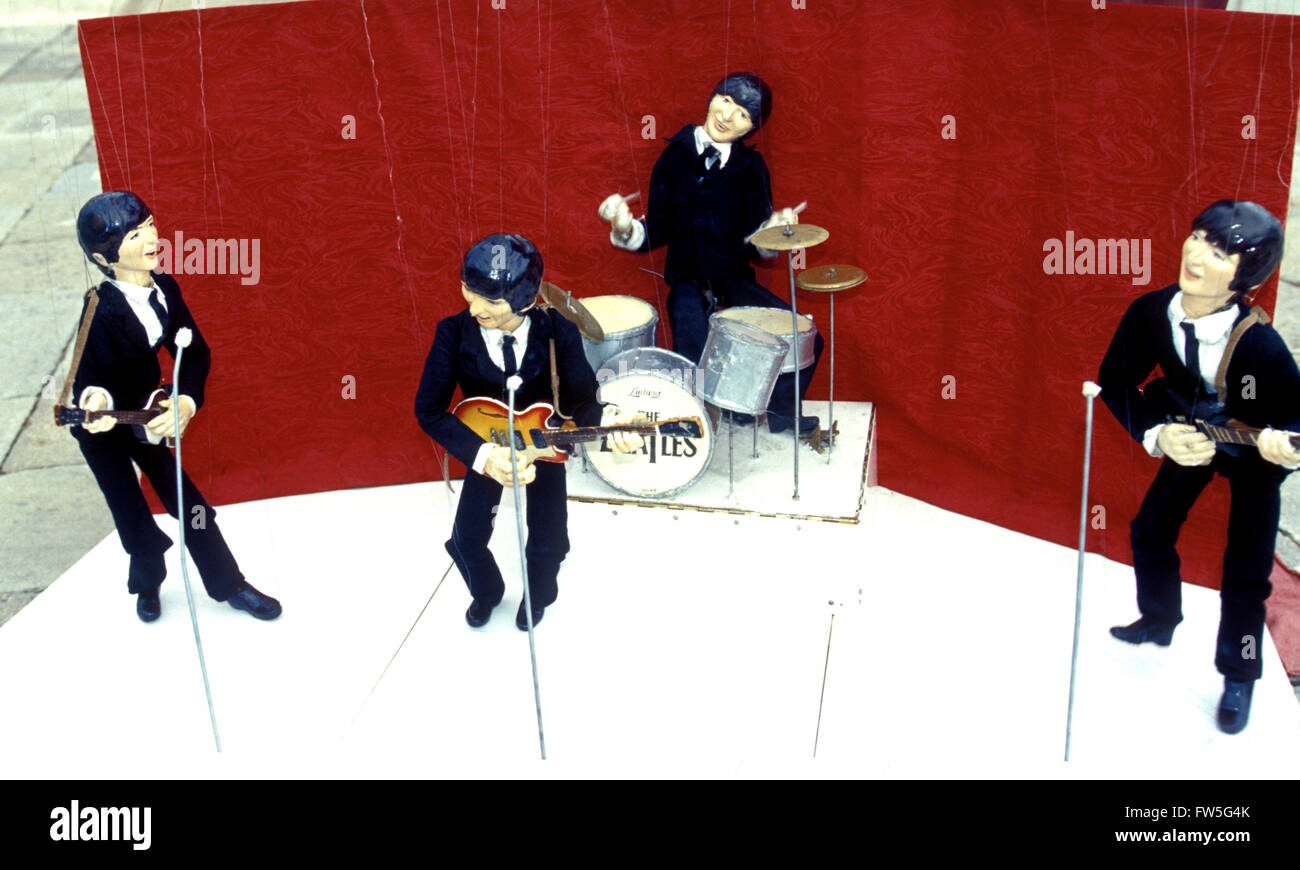 Les Beatles - marionnettes du British rock et pop sur un groupe busker's stand, Venise, Italie. John Lennon (1940 - 1980), Paul Banque D'Images
