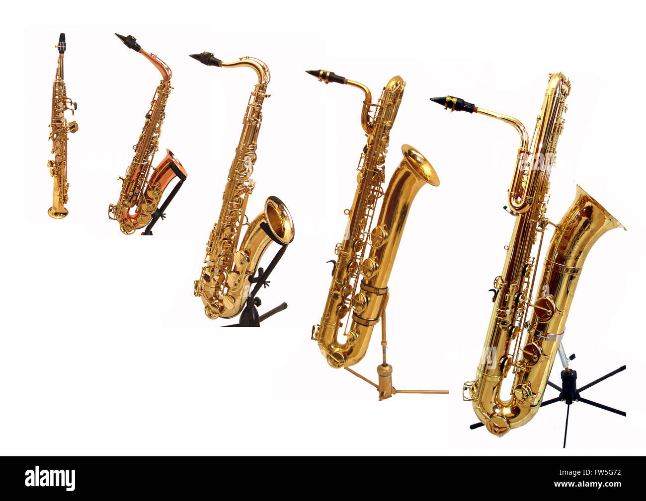 Cinq Saxophones - découpe de cinq saxophones, (de gauche à droite) soprano, alto, ténor, baryton et basse. Banque D'Images