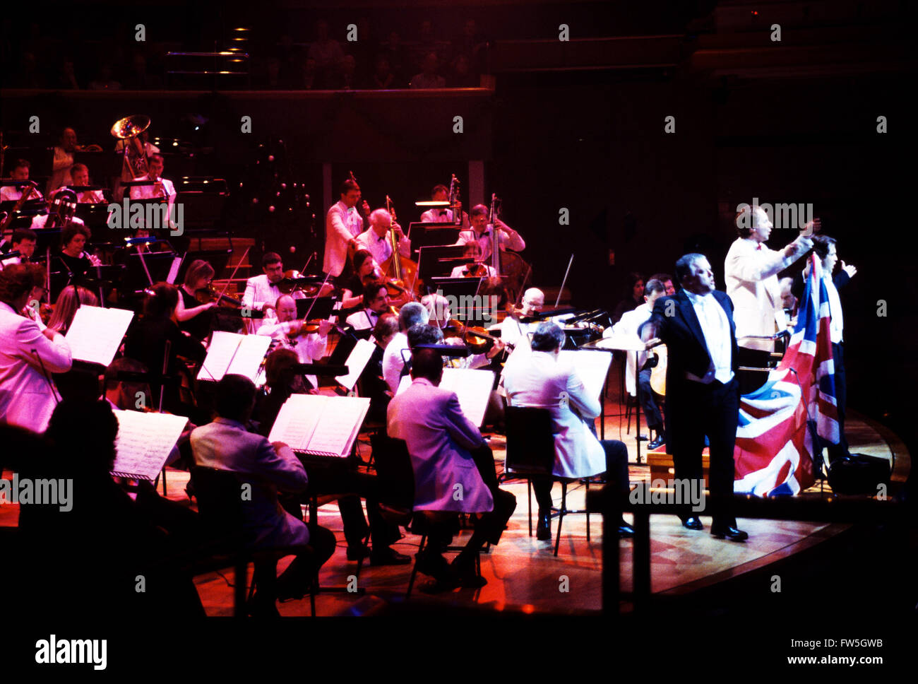 Ondon Concert Orchestra, Birmingham Symphony Hall. Rule Britannia. Singers & Purple Lights. Noël / Nouvel An Concert, Union européenne Banque D'Images