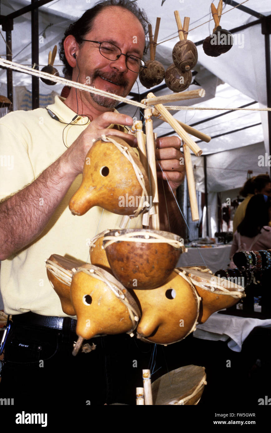 Les instruments folkloriques traditionnels Mexicains : Facteur d'instruments  à cordes pincées (Giuacalon strimg avec plus de membrane sur gourd),  invoquant des esprits mystiques Photo Stock - Alamy