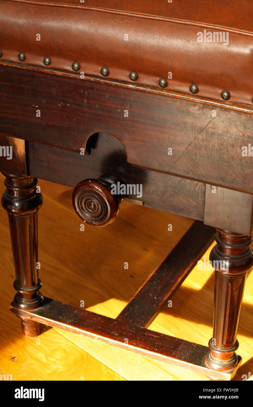 La hauteur du bouton concert tabouret de piano en bois, en cuir rembourré, pignon réglable Banque D'Images