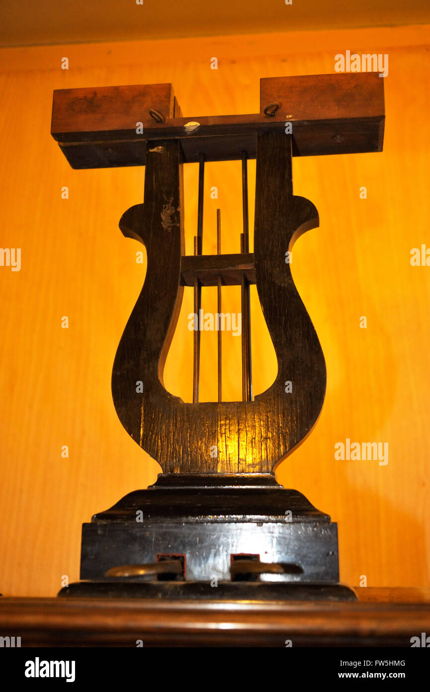 Mécanisme de piano - mécanisme de la pédale à partir de la lyre avec piano Banque D'Images