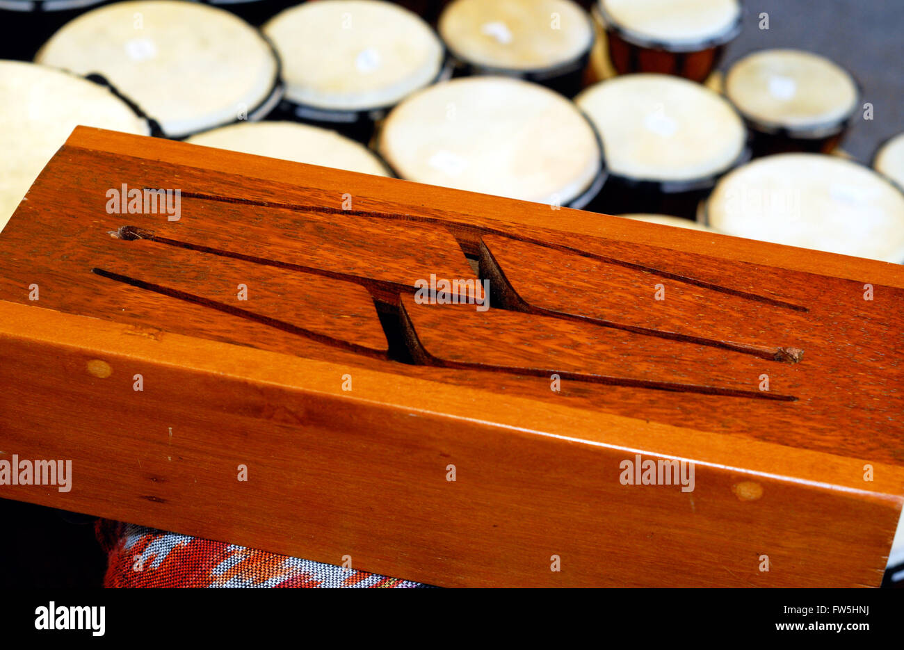 Bloc en bois, à l'écoute, de la Malaisie, comme l'acajou ; instrument de percussion folklorique Banque D'Images