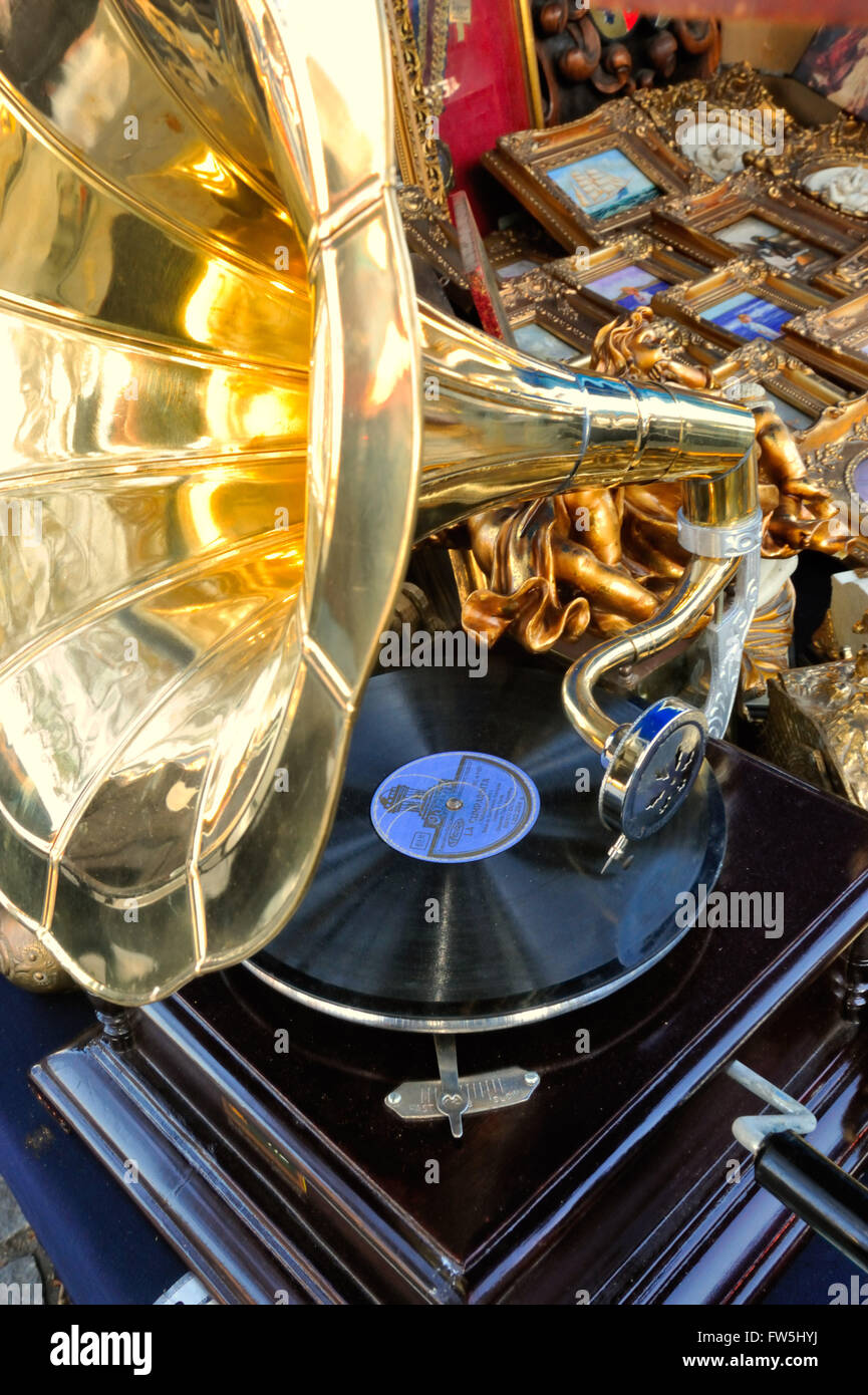 HMV gramophone à manivelle sur marché d'antiquités, avec la voix de son maître chien peint avec inscription Banque D'Images