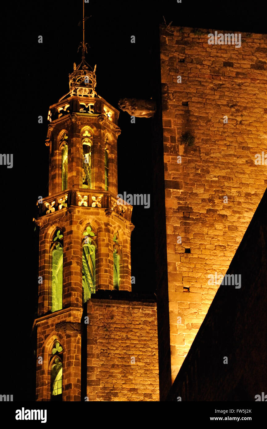 Beffroi illuminé de l'église de Santa Maria del Mar à Barcelone, quartier de La Ribera, construite entre 1329 et 1383, à l'apogée de sa prééminence et mercantile maritime. C'est un exemple remarquable de style gothique catalan Banque D'Images