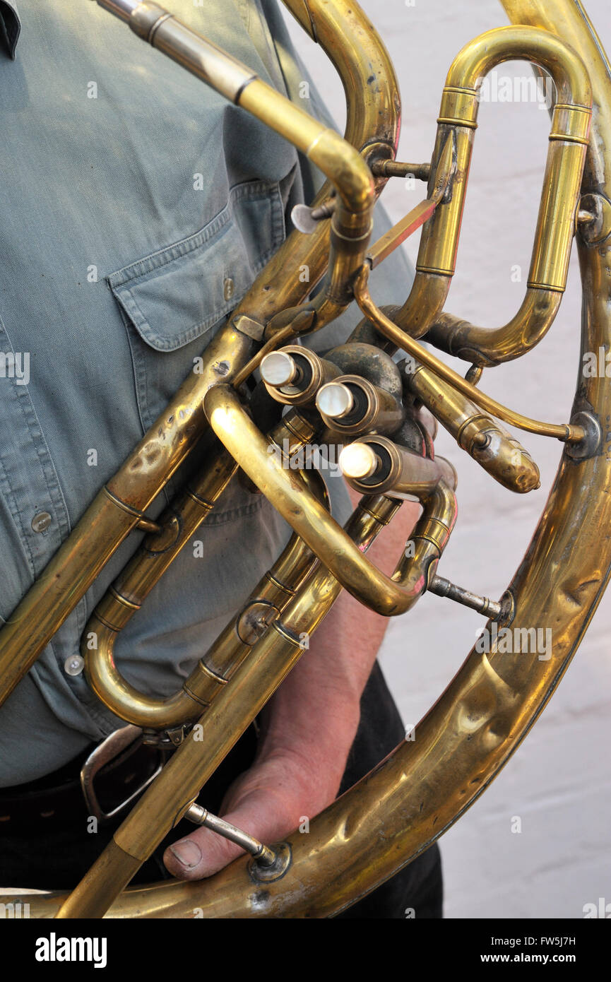 Les trois vannes et tubes de piston de compensation du sousaphone, un tuba  marche aussi joué en jazz Photo Stock - Alamy