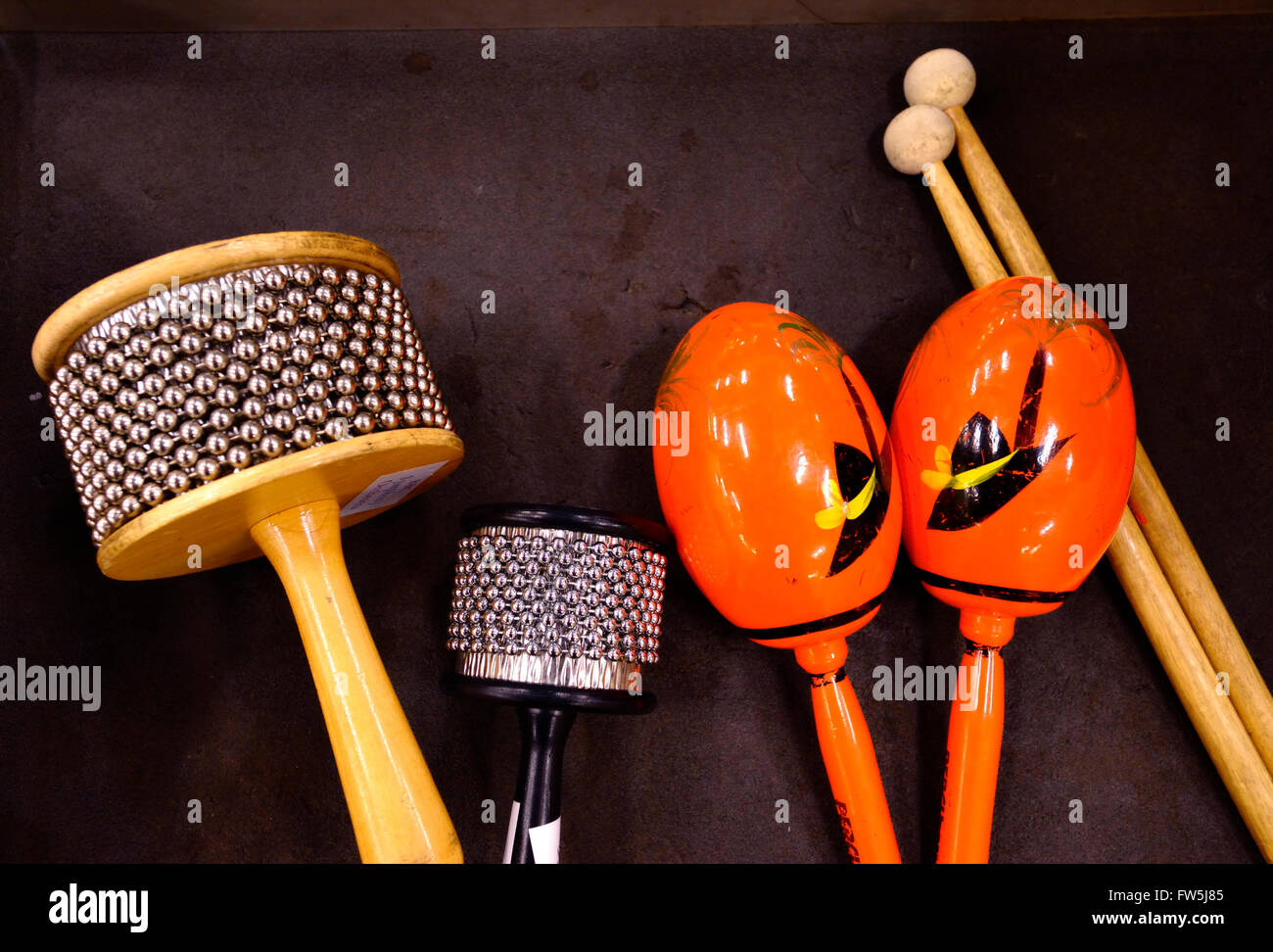 Cabasas orchestrale et les maracas. La Cabasa, provenant d'un instrument  appelé afuche, est un pays d'Amérique Latine / instrument à percussion  cubaine construit avec des boucles de chaîne boule en acier enroulé