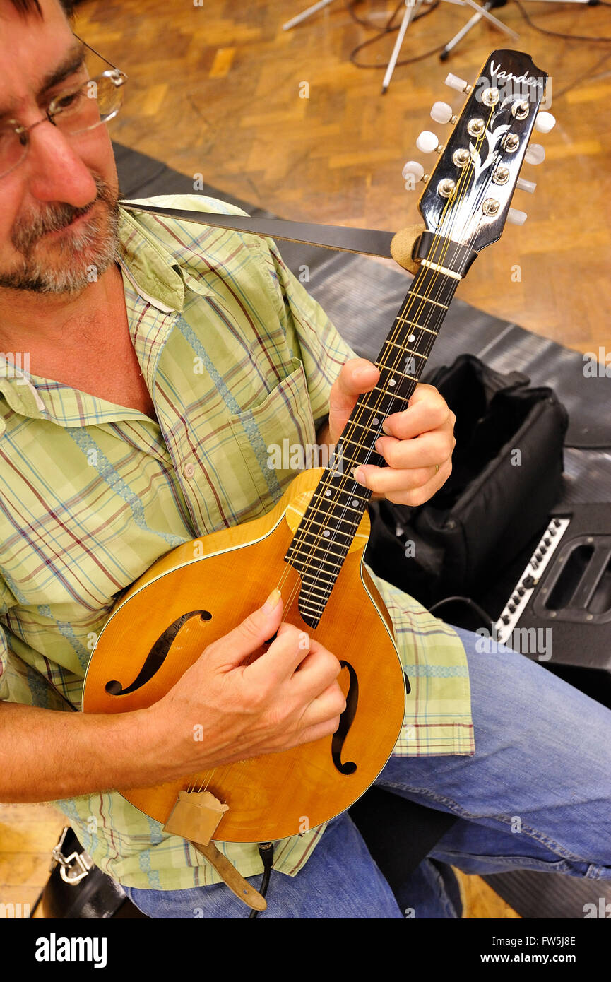 Mandoline électrique, joué par Nigel Woodhouse.La mandoline électrique est  un instrument d'écoute et joué de la mandoline et amplifié de façon  similaire à une guitare électrique. Huit cours double chaîne modèle :