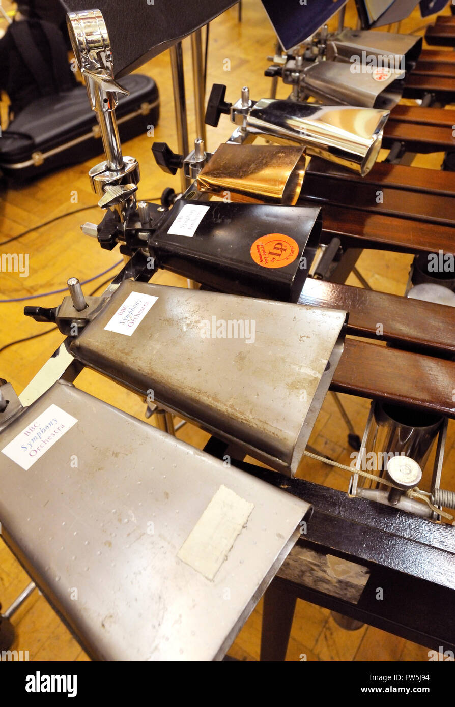 7 cloches de vache, instrument à percussion utilisé ici dans l'orchestre symphonique moderne par Harrison Birtwhistle, dans son masque d'Orphée (pour la BBC Proms 2009). Banque D'Images