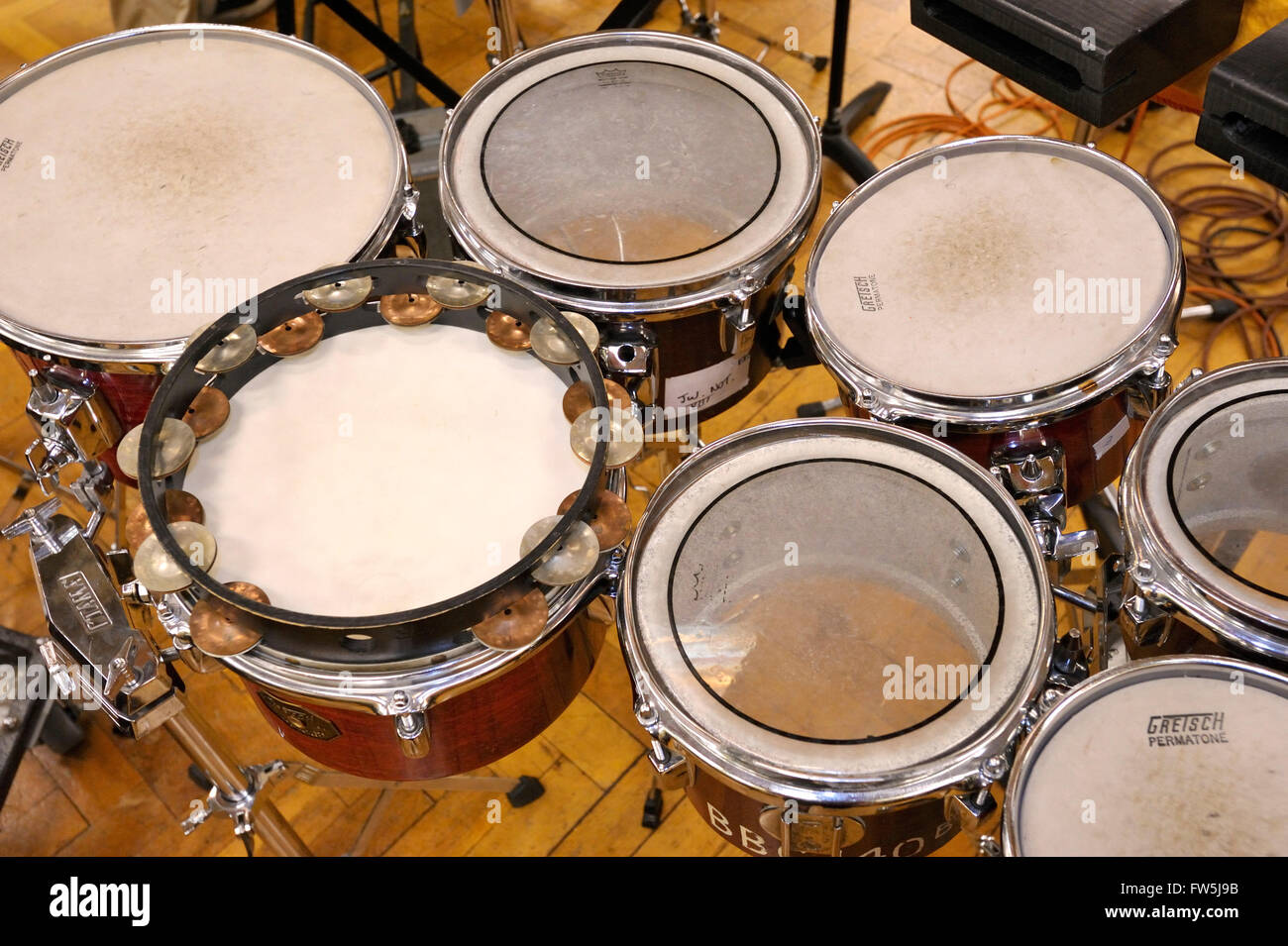 7 tom-tom, petite main-drums originaires de la musique latino-américaine, utilisé ici dans l'orchestre symphonique moderne par Harrison Birtwhistle, dans son masque d'Orphée (pour la BBC Proms 2009). Banque D'Images