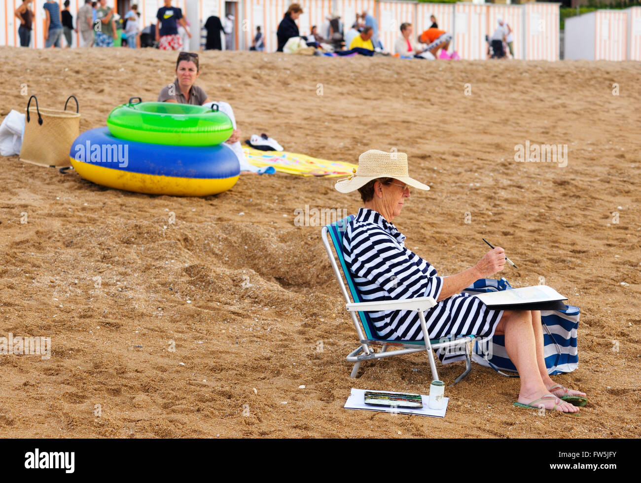 Dame aquarelliste sur une plage en Normandie Banque D'Images