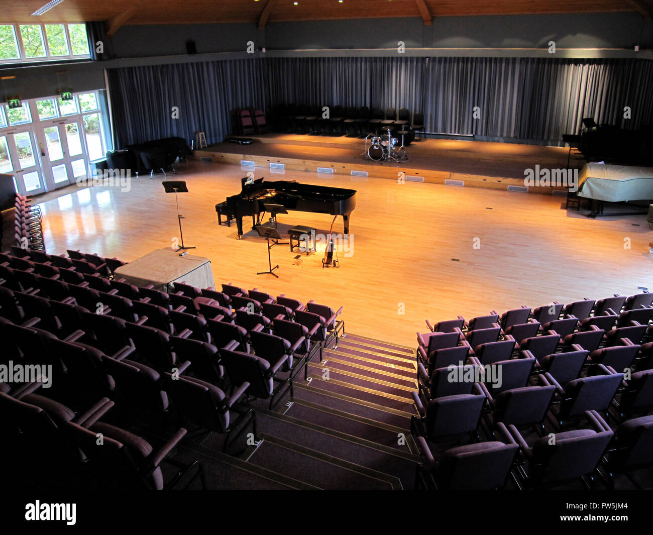 L'hôtel de soie, Radley, l'école l'école publique anglaise, Abingdon, Oxfordshire, la nouvelle salle de concert avec un piano. Le compositeur George Butterworth a enseigné à l'école : né à Londres, le 12 juillet, 1885. D'autres anciens : cricket Ted Dexter, Andrew Strauss et Jamie Dalrymple ; le poète officiel, Andrew Motion ; Sandy Nairne, Directeur de la National Portrait Gallery, le comédien Peter Cook, de Gerald Brenan, l'Hispaniste plus vénéré du vingtième siècle ; et Harold Monro, fondateur de la librairie de Poésie Banque D'Images