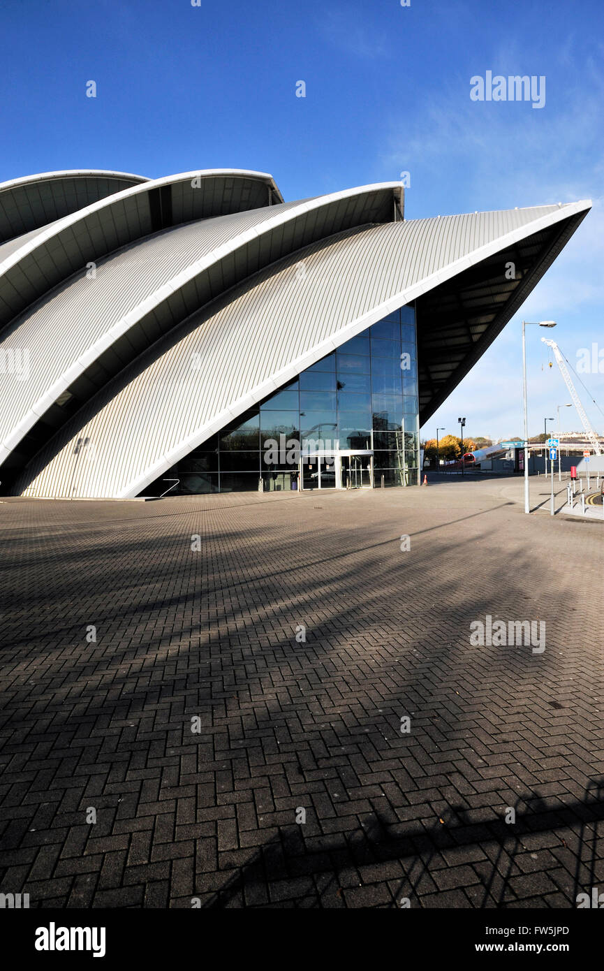 Le Clyde Auditorium, l'Armadillo) (Glasgow, créé par les architectes Foster and Partners. Conçu à partir de l'intérieur avec les exigences des délégués à la conférence et les conférenciers comme le premier examen. Il propose 3 000 places sur 3 niveaux. Le Scottish Exhibition and Conference Centre (SECC), Glasgow, par Clyde, le premier ministre de l'Ecosse est le lieu national pour des événements publics, des concerts et des conférences. Banque D'Images Le Clyde Auditorium, l'Armadillo) (Glasgow, créé par les architectes Foster and Partners. Conçu à partir de l'intérieur avec les exigences des délégués à la conférence et les conférenciers comme le premier examen. Il propose 3 000 places sur 3 niveaux. Le Scottish Exhibition and Conference Centre (SECC), Glasgow, par Clyde, le premier ministre de l'Ecosse est le lieu national pour des événements publics, des concerts et des conférences. Banque D'Images