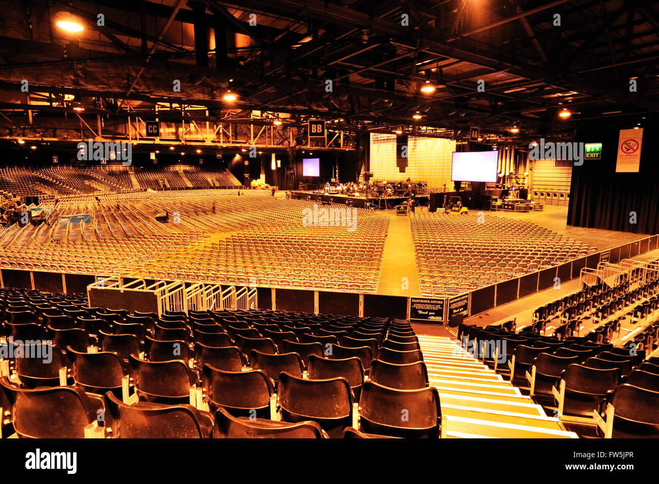 Coin intérieur du le Scottish Exhibition and Conference Centre (SECC), Glasgow, par le premier ministre de l'Ecosse, Clyde lieu national pour des événements publics, des concerts et des conférences. Peut contenir 10 000 places. Lieu de tournée nationale d'Andrea Bocelli, ténor, 2009. Le plus grand hall offre SECC 10,065m2 à portée de l'espace. Sa hauteur de plafond de 9 mètres et haute de 20 mètres de la baie lui permet d'adopter la plus grande et la plus complexe des stands ou les productions les plus complexes Banque D'Images Coin intérieur du le Scottish Exhibition and Conference Centre (SECC), Glasgow, par le premier ministre de l'Ecosse, Clyde lieu national pour des événements publics, des concerts et des conférences. Peut contenir 10 000 places. Lieu de tournée nationale d'Andrea Bocelli, ténor, 2009. Le plus grand hall offre SECC 10,065m2 à portée de l'espace. Sa hauteur de plafond de 9 mètres et haute de 20 mètres de la baie lui permet d'adopter la plus grande et la plus complexe des stands ou les productions les plus complexes Banque D'Images