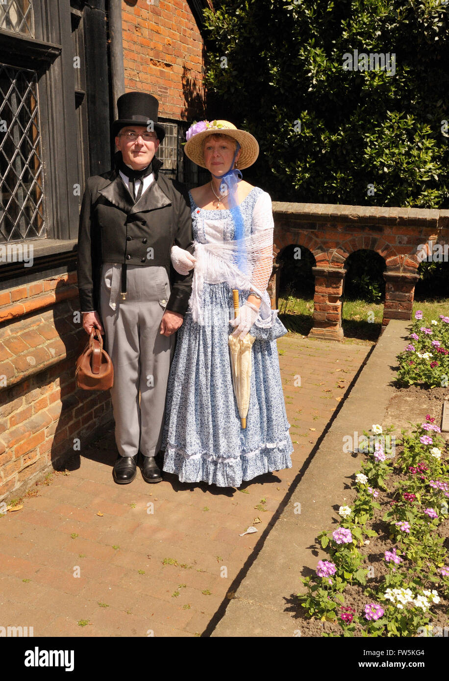 Costume victorien en couple a l exterieur l Eastgate House High Street Rochester Kent le Nun s House dans le roman Edwin Drood Photo Stock Alamy