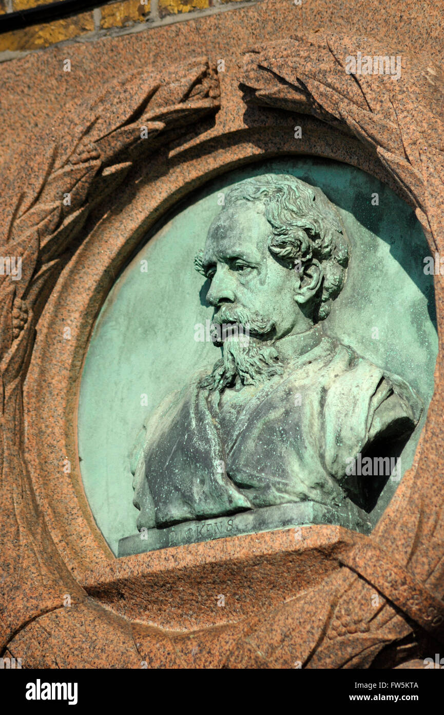 Buste en bronze sur une plaque, de romancier, Charles Dickens, sur le mur de l'étude Fort maison, maintenant nommé d'après le roman Bleak House Banque D'Images
