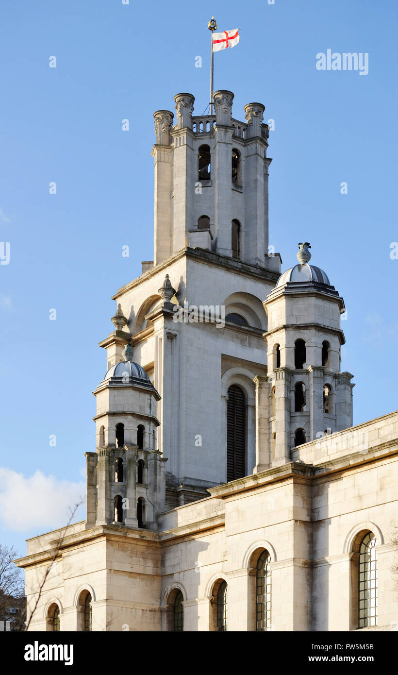 Tour de St George, dans l'Est, avant de verre moderne sur l'ancienne structure. St George, dans l'Est sur Cannon Street Road est l'un des six églises Hawksmoor dans Londres, construit de 1714 à 1729, avec un financement de la Commission pour la construction de 50 nouvelles églises. Quand l'église a été touché par une bombe pendant le Blitz l'intérieur d'origine a été détruit par l'incendie, mais les murs et "poivre-pot' Towers est resté debout. En 1964, une église moderne a été construite à l'intérieur de dessins Arthur Bailey , à l'intérieur les murs existants pour le congegration, et une nouvelle télévision construit sous chaque tour d'angle. Engli Banque D'Images