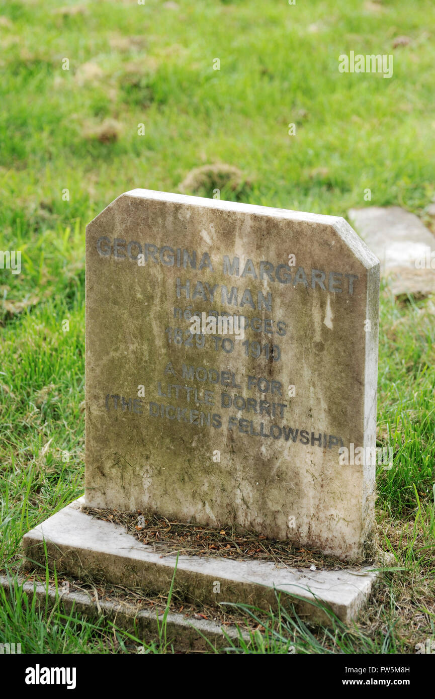 La tombe dans le cimetière Highland Road, Southsea, Portsmouth, de Georgina Margaret Hayman (née des ponts), qui prétend qu'un romancier Charles Dickens a choisie comme modèle pour la petite Dorrit lorsqu'il rend visite à son père, un avocat, et elle était une petite jeune de 17 ans. Elle est venue avec son fils de Southsea, et mourut en 1912. Érigée par Pierre le Dickens Fellowship. Banque D'Images