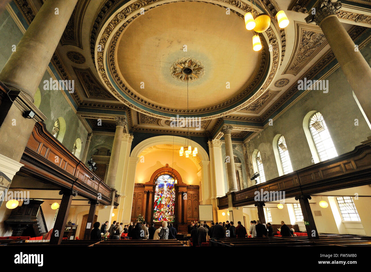 Intérieur de St Anne's Church, Limehouse. Conçu par Nicholas Hawksmoor, comme l'un des douze églises construites pour répondre aux besoins de la population en expansion rapide de Londres au 18e siècle. Le régime n'a jamais atteint son objectif d'origine, mais ceux construits ont été également connu sous le nom de la Reine Anne d'églises. Cette église a été consacrée en 1730, mais détruit par le feu le Vendredi Saint 1850, et restauré entre 1851 et 1854 par Philip Hardwick. Restauré par Julian Harrap entre 1983 et 1993, lorsque l'acier tubulaire préfabriquées ont été ajoutés pour soutenir le toit. Charles Dickens, romancier anglais, resterait comme un enfant avec hi Banque D'Images