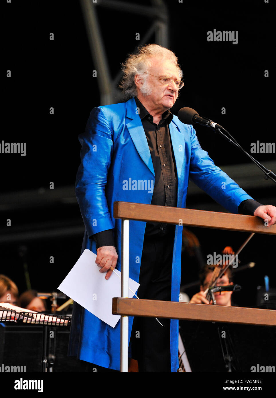 Carl Davis en redingote bleue, la tenue d'un concert en plein air avec le Philharmonia à Dunsfold aérodrome. Carl Davis CEPB Banque D'Images