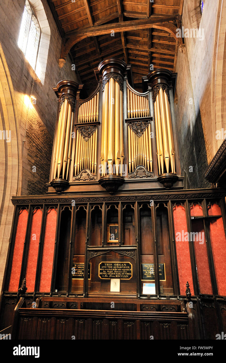 L'orgue dans le transept nord de l'église Saint-Laurent, Ludlow, Shropshire.L'orgue historique de Snetzler 1764 avec son étui d'origine. Orignally 3 manuels avec seulement 19 arrêts. Maintenant 4 manuels : solo. la houle, grand et chorale. L'Organe s'élevait autrefois sur une galerie sous la tour et a été supprimé ici par l'époque victorienne, lorsqu'il a été considérablement agrandie principalement par Gray et Davison. Ce magnifique quatre-manuel instrument a été restauré par Nicholsons de Worcester en 1982, 1985, terminée en 1988 ; nettoyé récemment et remanié en 2007. Banque D'Images