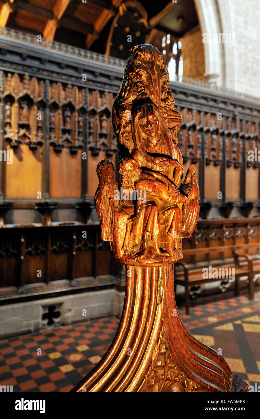 15e siècle choeur sculpté en chêne, siège de la Vierge et l'enfant, dans l'église St Laurence, Ludlow, Shropshire Banque D'Images