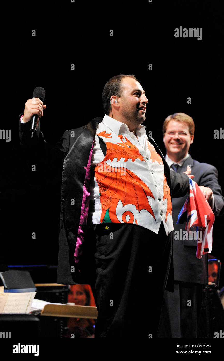 Ténor soliste Wynne Evans, avec Union Jack et Welsh dragon gilet, le chant avec le Royal Philharmonic Concert Orchestra Banque D'Images