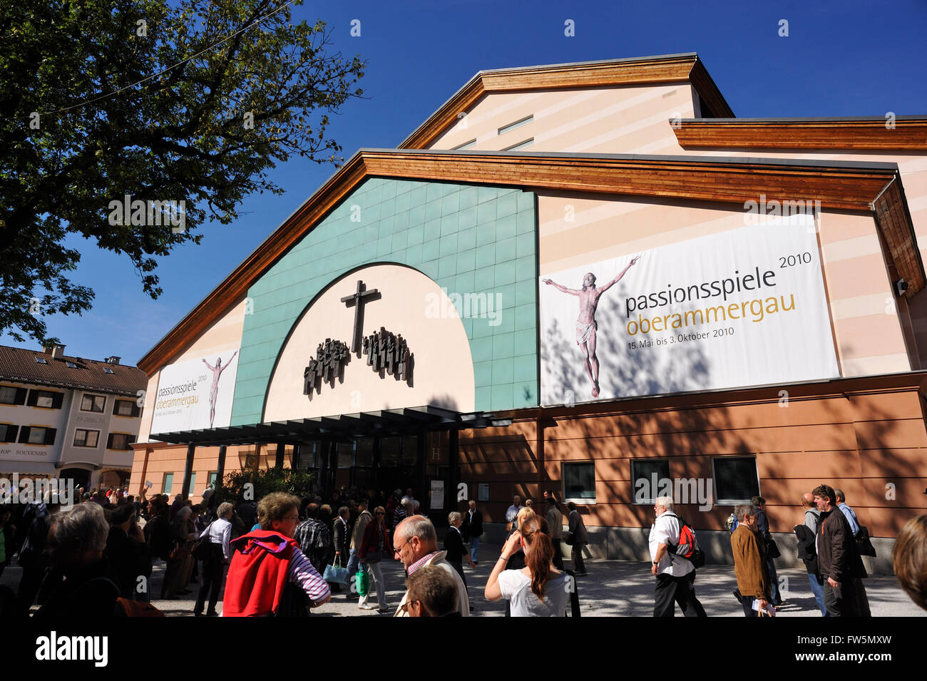 En dehors de l'assemblage de foule Théâtre de la passion d'Oberammergau, en Bavière. 2400 acteurs, résidant dans le village bavarois, se réunir pour présenter le jeu de la Passion. Texte par Joseph Alois Daisenberger (1799-1883) de 1860/70, révisée et adaptée par Otto Huber et Christian Stückl. Musique par Rochus Dedler (1777-1822), initialement composée en 1820 et nouvellement organisé par Markus Zwink.La population a promis en 1634 que si Dieu épargnés par les effets de l'épidémie de peste qui ravage la région, ils produiraient un jouer tous les dix ans par la suite. Le théâtre rénové,avec une scène ouverte, est titulaire Banque D'Images