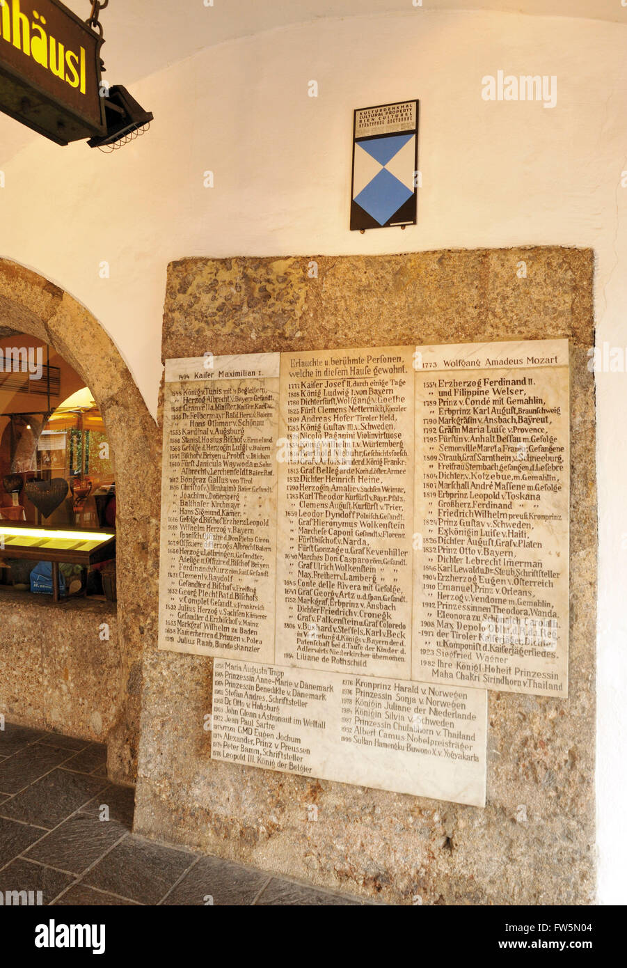 Plaque à l'extérieur de l'hôtel Goldener Adler, Innsbruck, Tirol, l'inscription des personnes célèbres qui ont séjourné ici, y compris Wolfgang Amadeus Mozart avec son père sur leur tournée vers l'Italie, 1773, Siegfried Wagner, 1923, et Jean Paul Sartre 1972. Banque D'Images