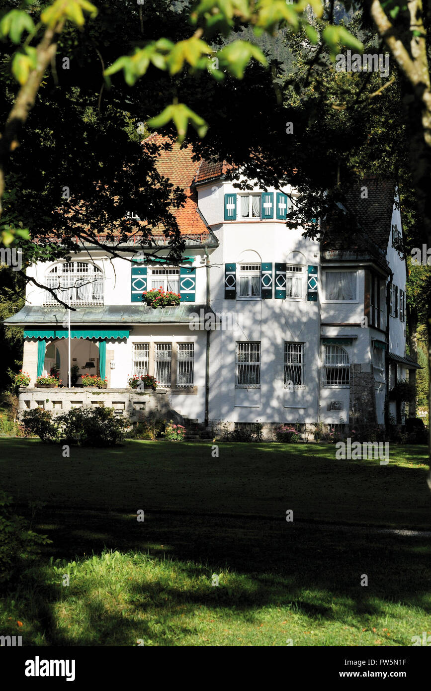 Villa Strauss, l'accueil de l'opéra allemand et symphonique compositeur Richard Strauss à Zoeppritzstrasse, 42, à la périphérie de Garmisch en Bavière. La villa a été construite pour Richard et Pauline Strauss par l'architecte Jugendstil bavarois Emanuel von Seidl, après de vastes consultations avec le couple au sujet de ses besoins, et soi-disant payés avec les bénéfices de l'opéra Salomé de Strauss. Initialement une maison de vacances à partir de 1908, Richard et Pauline Strauss y vécut jusqu'à sa mort en 1949. La plupart de ses œuvres ont été écrites ici. Le Kramerspitz s'élève derrière la villa, la façade de l'autre côté de l'un Banque D'Images