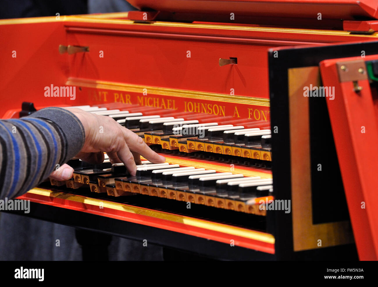 Les mains sur le clavier du clavecin / cembalo. Instrument fabriqué par  Michael Johnson. Notez la double manuel, associée de façon à ce que le  lower keys activer le clavier supérieur et