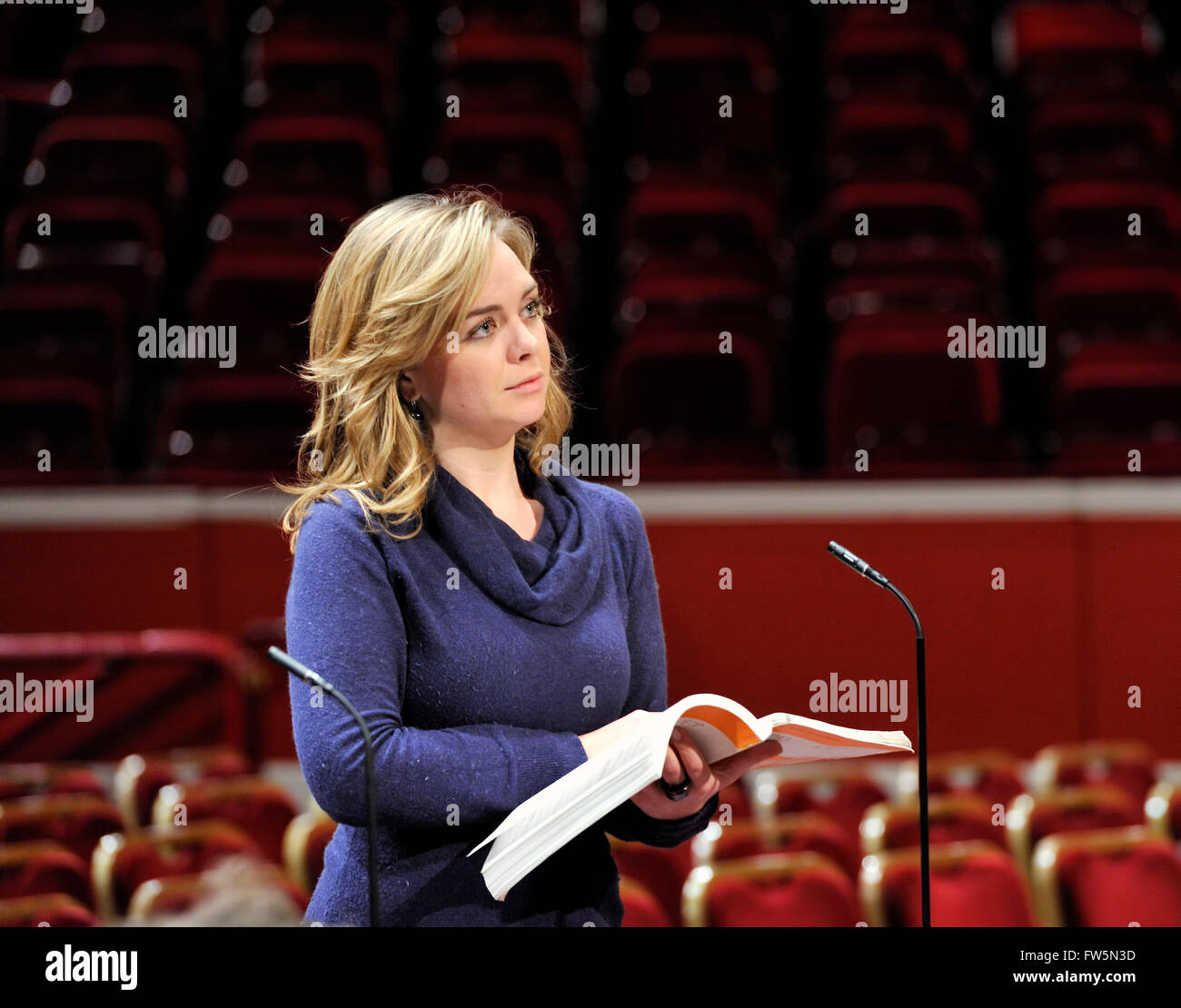 Stephanie Lewis, mezzo-soprano. A étudié au Royal College of Music de l'École d'opéra de Benjamin Britten, International Opera Studio Teatro Comunale di Bologna, jeune artiste Teatro del Maggio Musicale Fiorentino.Prix : 1er prix Premio Crescendo la concurrence (Florence, 2010). Le développement réussi d'une carrière d'opéra. Publié ici avec le grand choeur, Royal Albert Hall de Londres, le Messie de Haendel. Banque D'Images