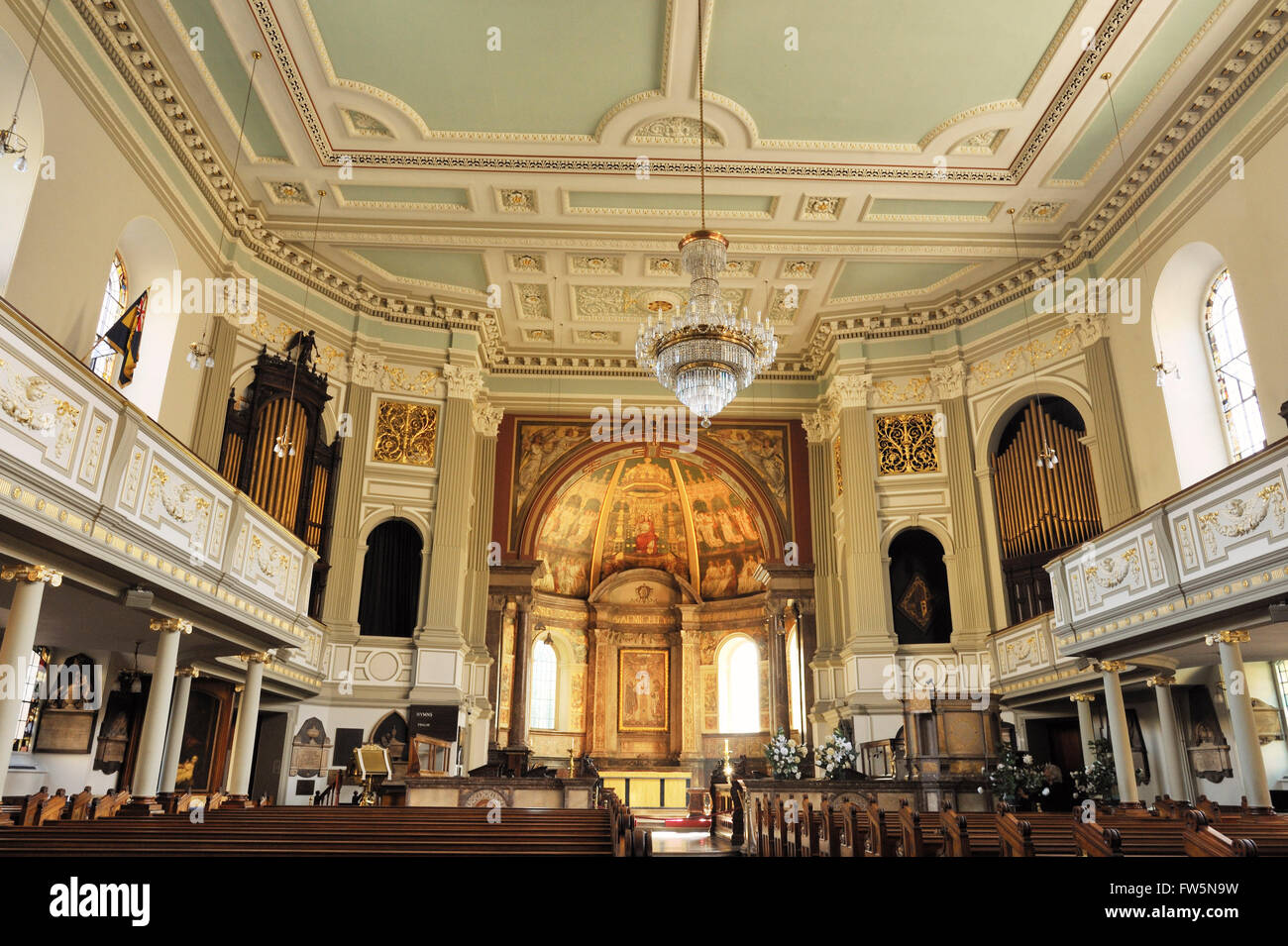 Intérieur de l'église paroissiale, Marylebone Marylebone Road, London NW1. ; conçu par Thomas Hardwicke et consacrée en 1817 , modifié 1884 par Thomas Harris, architecte, dans le style néo-classique combiné avec l'amour du détail préraphaélite. Le poète anglais Robert Browning était marié ici à Elizabeth Barrett sur 12 septembre 1846, et romancier Charles Dickens (1812-1870) a vécu à proximité en Devonshire Terrace. Son fils a été baptisé dans cette église. La cérémonie est décrit par Dickens dans son roman "ombey et fils'. Beaucoup des personnages dans David Copperfield sont basés sur les personnes vivant alors dans Banque D'Images
