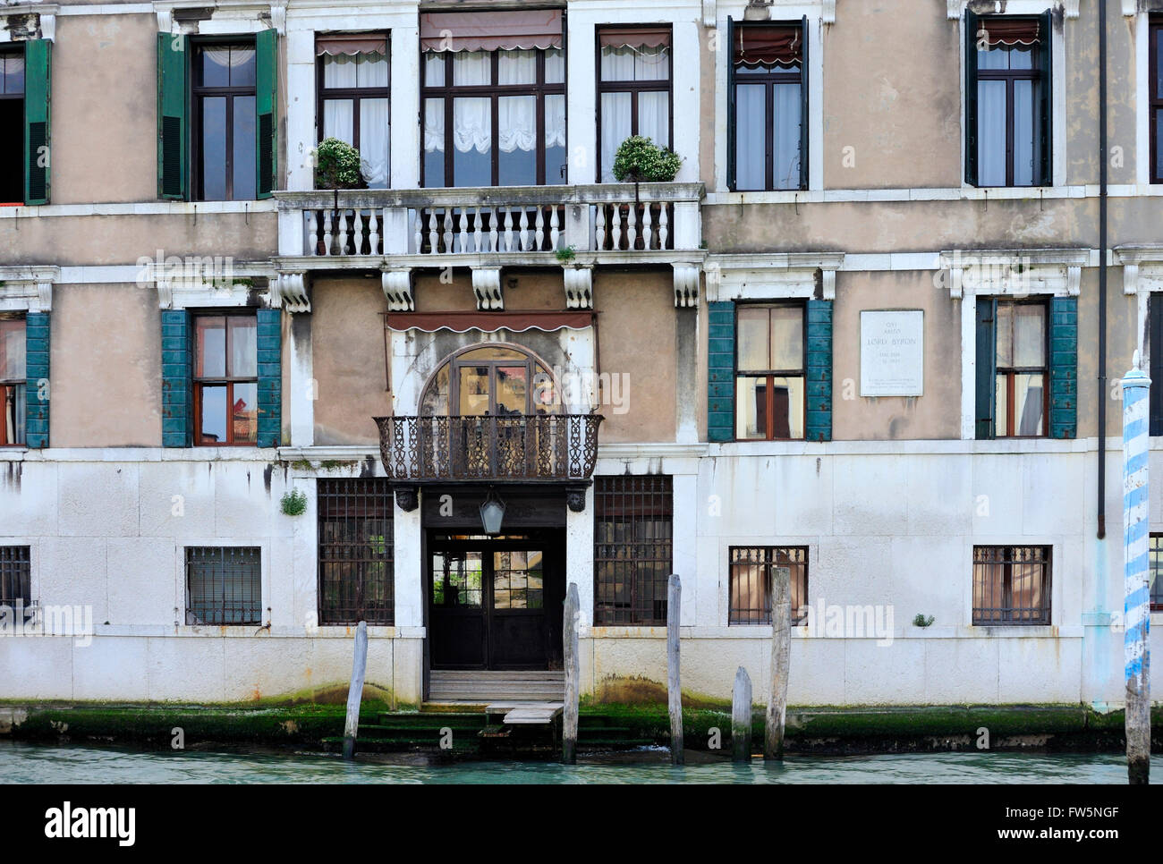 Byron's Palace, Grand Canal, Venise : Palazzo Mocenigo Casa Vecchia, construit par Alvise Mocenigo à propos de 1579, où le poète anglais Lord Byron (1788 - 1824), poète britannique 1818-1819 séjourné et figure de premier plan de romantisme. Plaque sur le mur montrant plus de canal. Thomas Moore (1779 - 1852) a également séjourné, poète irlandais, musicien, compositeur de mélodies de Moore. Giordano Bruno également (1548), né-1600 Filippo Bruno, frère dominicain italien, philosophe, mathématicien et astronome. Banque D'Images