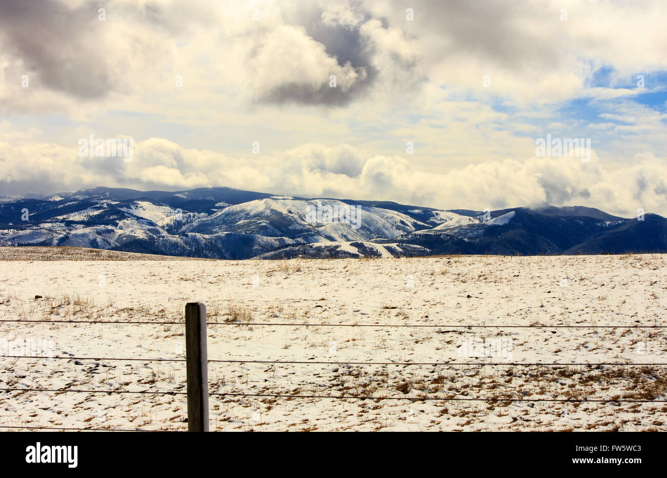 D'énormes nuages moelleux au fil des montagnes couvertes de neige. Banque D'Images