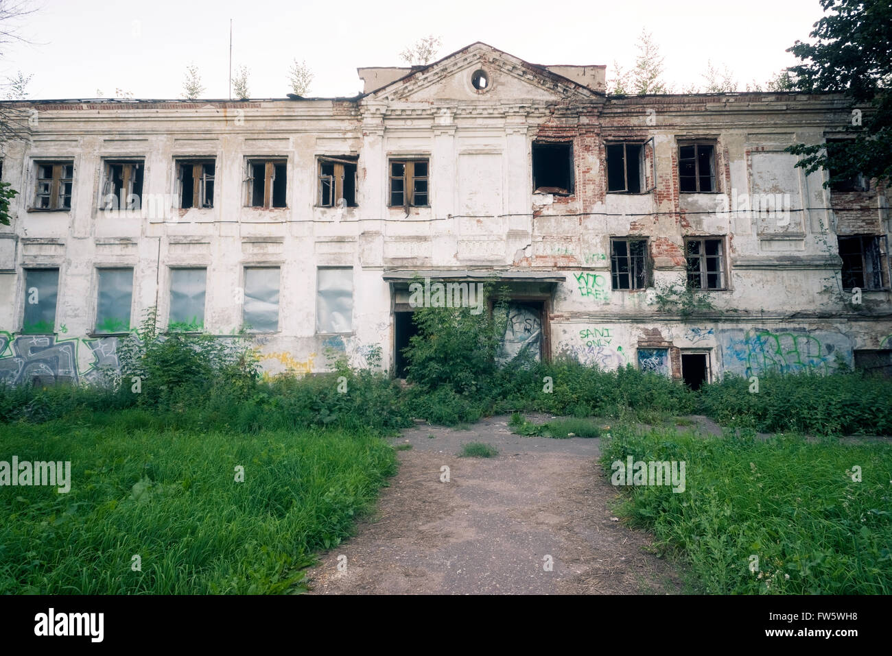 Grande maison de deux étages abandonnés à Iaroslavl, Russie Banque D'Images