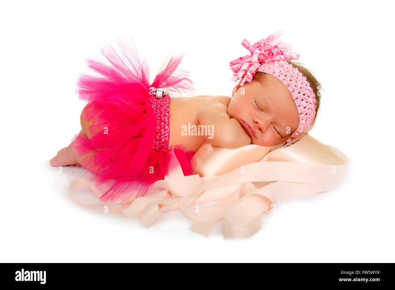 Un nouveau-né en Tutu Rose rêves sur la danse comme elle dort sur les pointes roses Banque D'Images