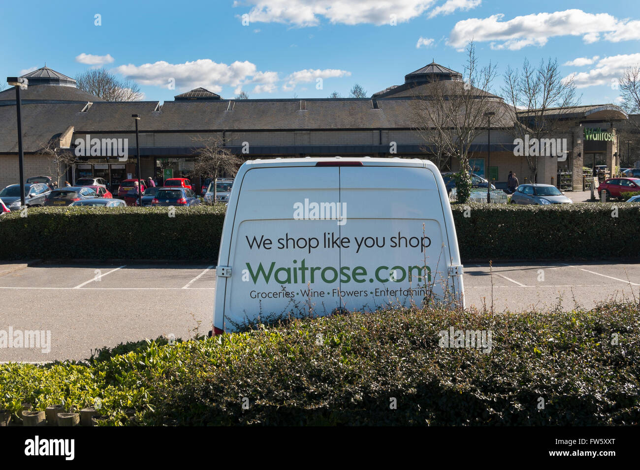 Livraison supermarché Waitrose van garé dans le parking de Cirencester, Gloucestershire, Royaume-Uni Banque D'Images