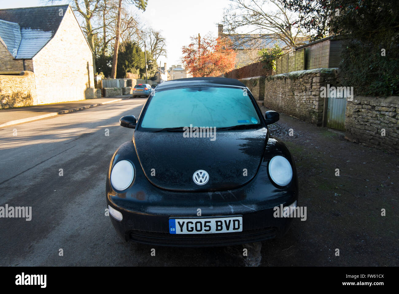 VW Beetle Cabriolet noir avec pare-brise et les phares frosty garé dans le Gloucestershire, Royaume-Uni Banque D'Images