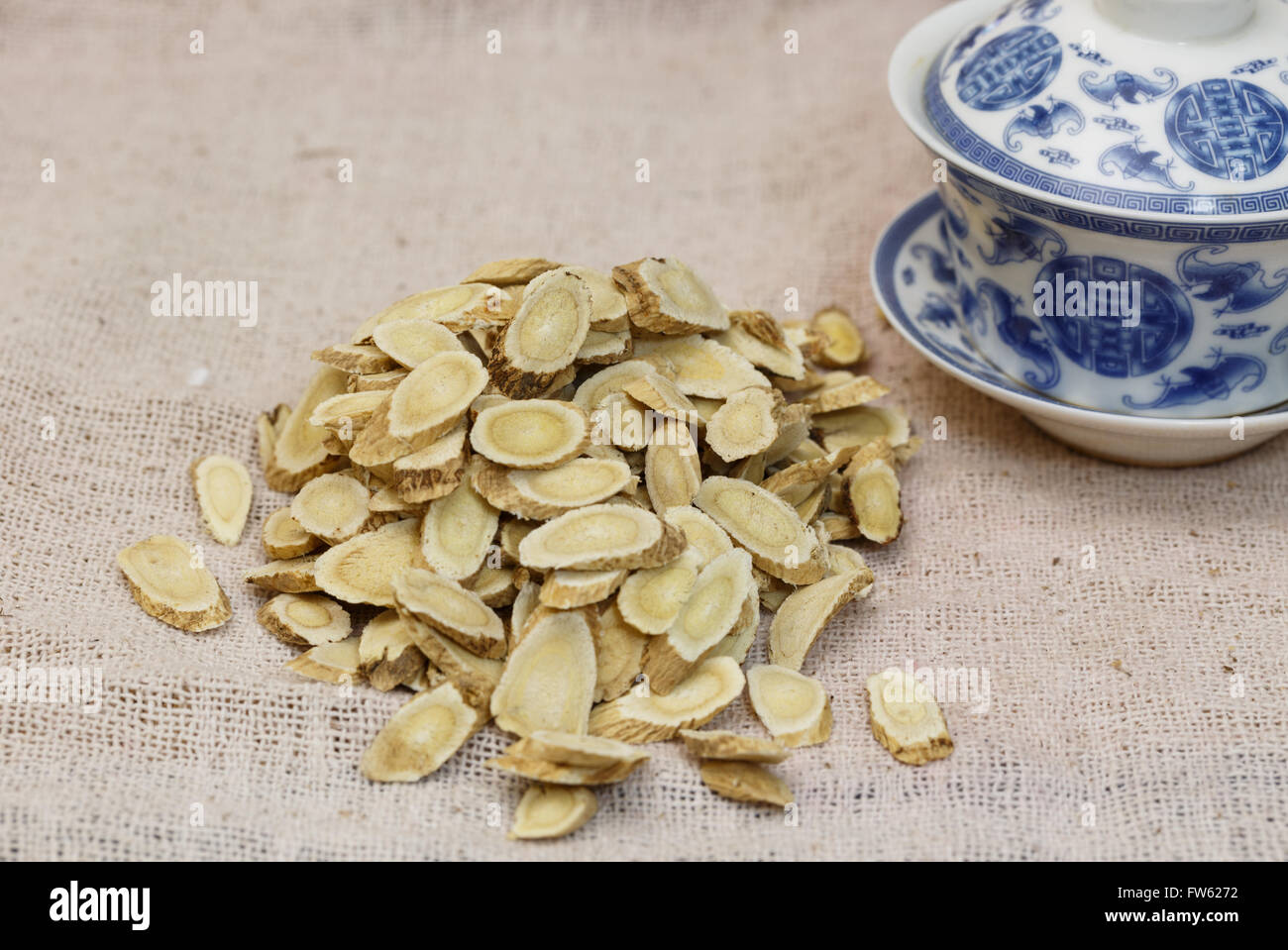 La médecine chinoise， ，herbes nourrissantes, astragale Banque D'Images