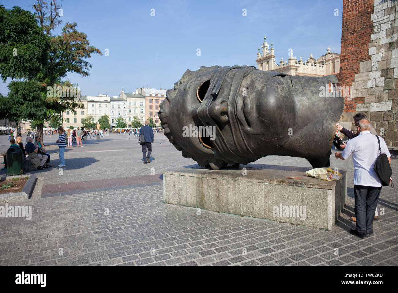 La Pologne, la ville de Cracovie (Cracovie), Place de la vieille ville, le Chef - Eros Eros Bendato (relié) sculpture en bronze art par Igor Mitoraj Banque D'Images