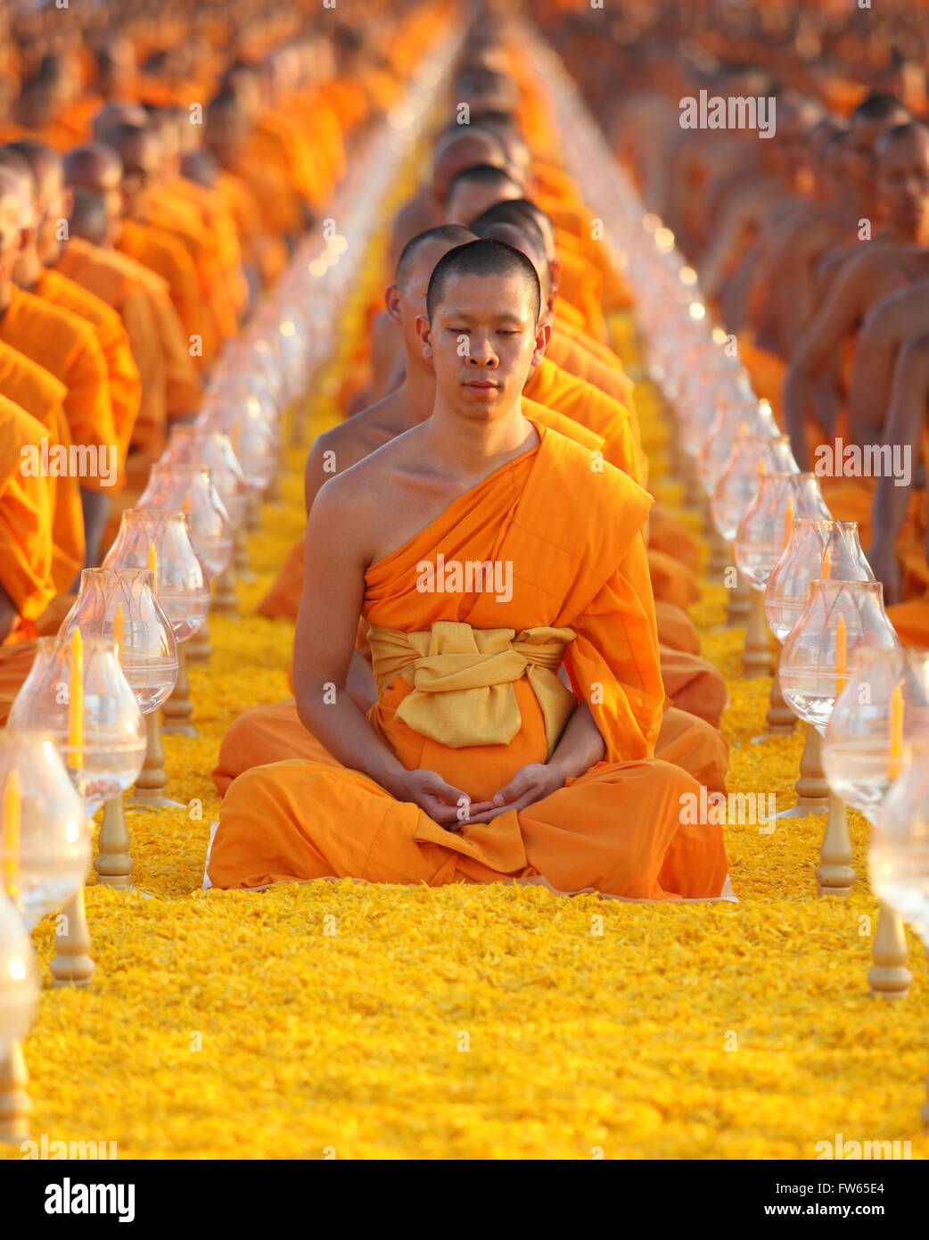 Moines assis dans une rangée de méditer, Wat Phra Dhammakaya Temple, Khlong Luang District, Pathum Thani, Bangkok, Thaïlande Banque D'Images