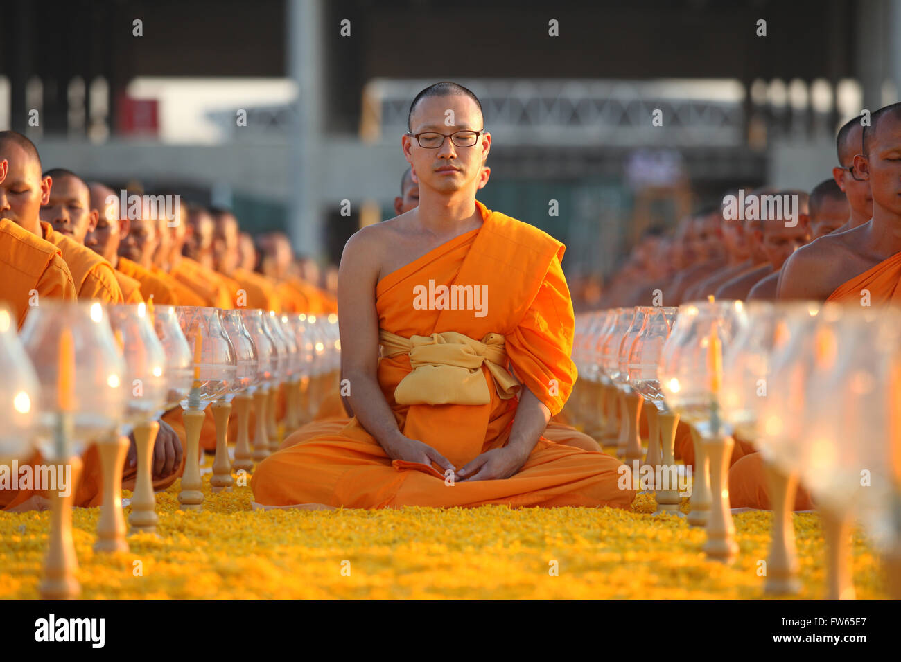 Moines assis dans une rangée de méditer, Wat Phra Dhammakaya Temple, Khlong Luang District, Pathum Thani, Bangkok, Thaïlande Banque D'Images